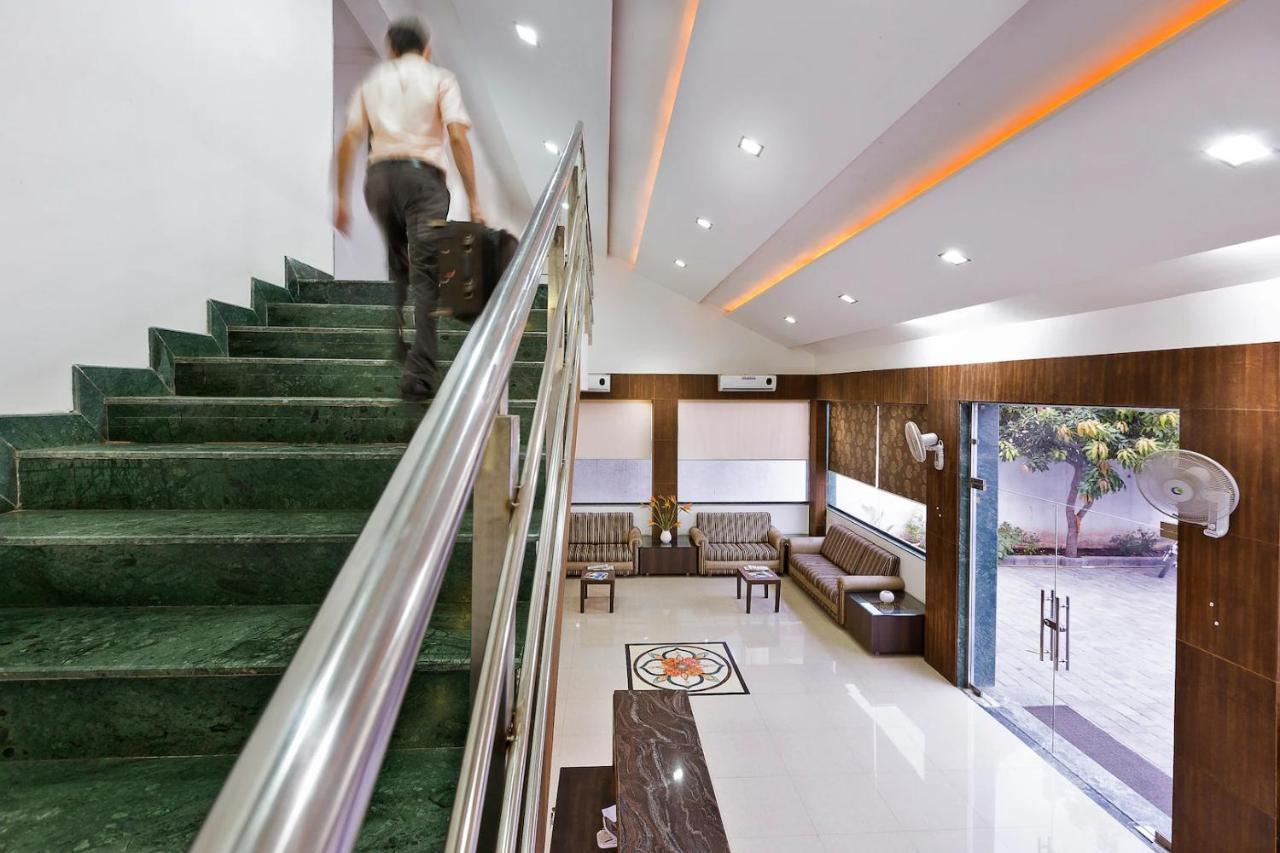 Hotel Shirdi Sai Wada Luaran gambar