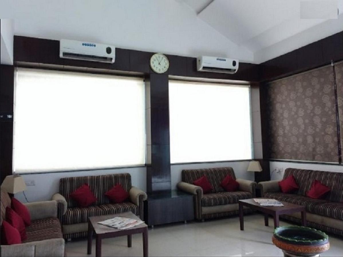 Hotel Shirdi Sai Wada Luaran gambar