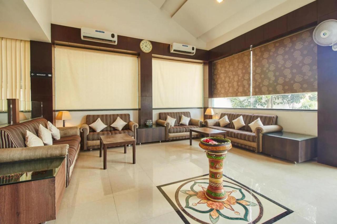 Hotel Shirdi Sai Wada Luaran gambar