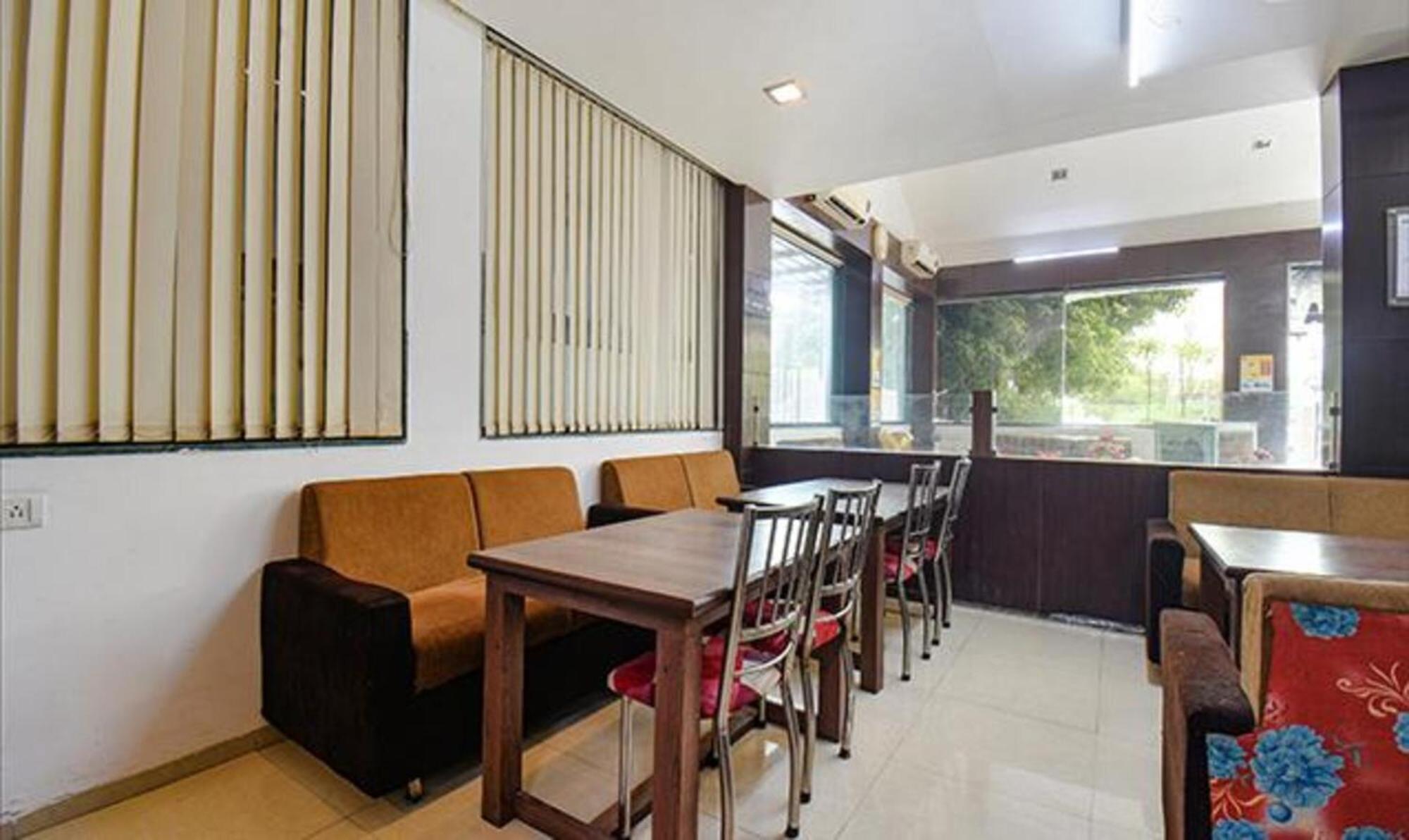 Hotel Shirdi Sai Wada Luaran gambar
