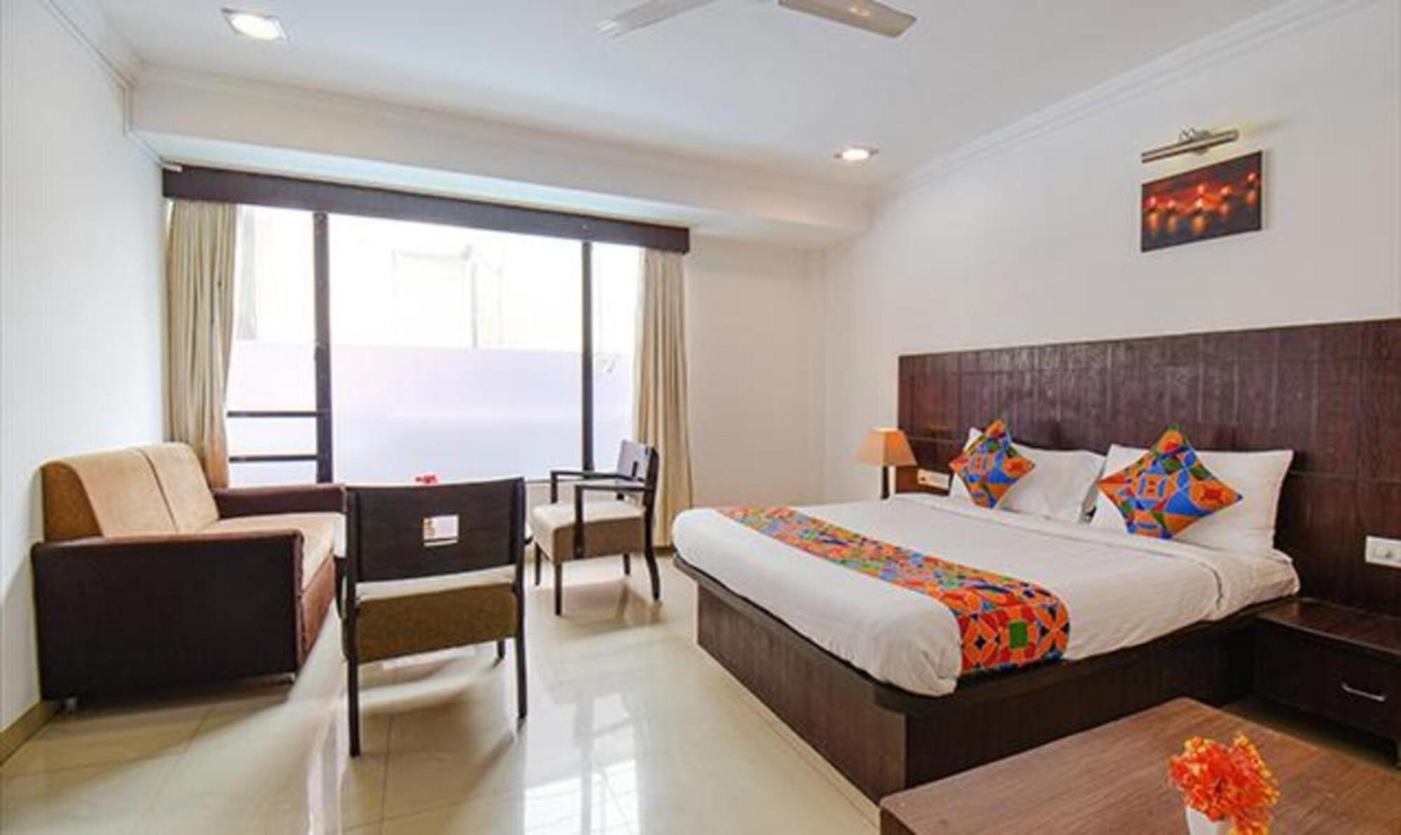 Hotel Shirdi Sai Wada Luaran gambar