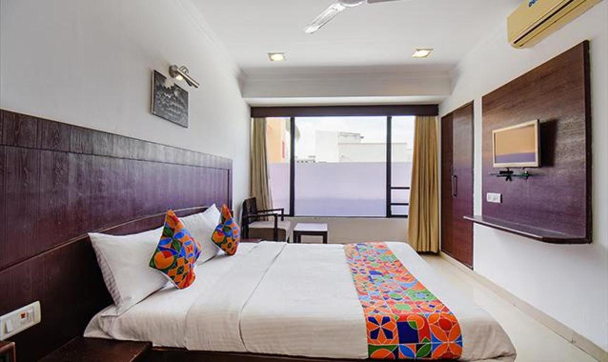 Hotel Shirdi Sai Wada Luaran gambar