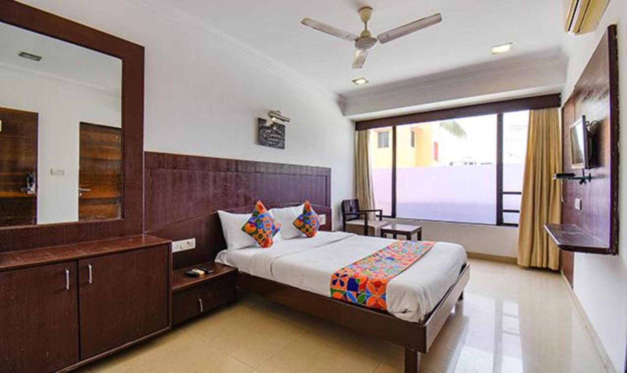Hotel Shirdi Sai Wada Luaran gambar