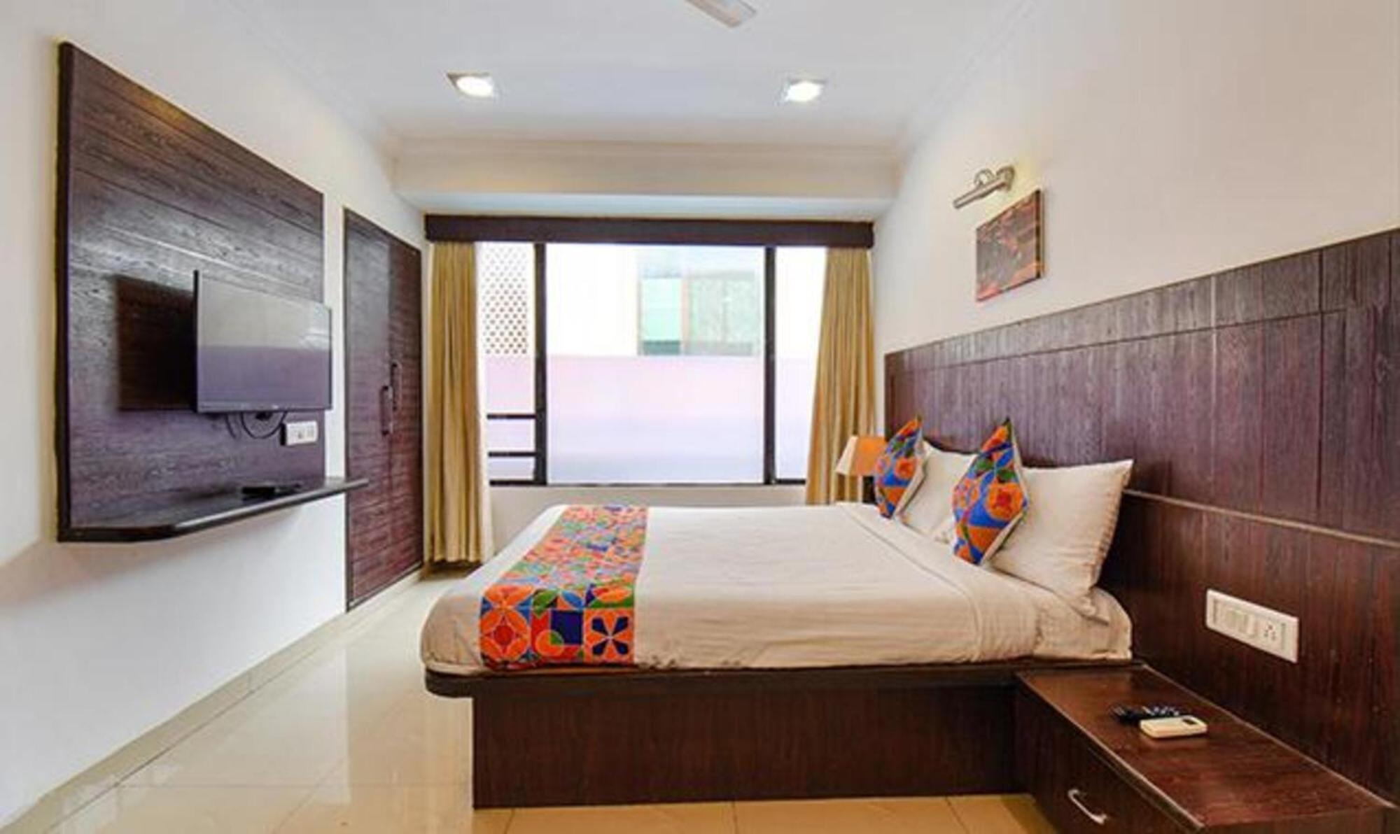 Hotel Shirdi Sai Wada Luaran gambar