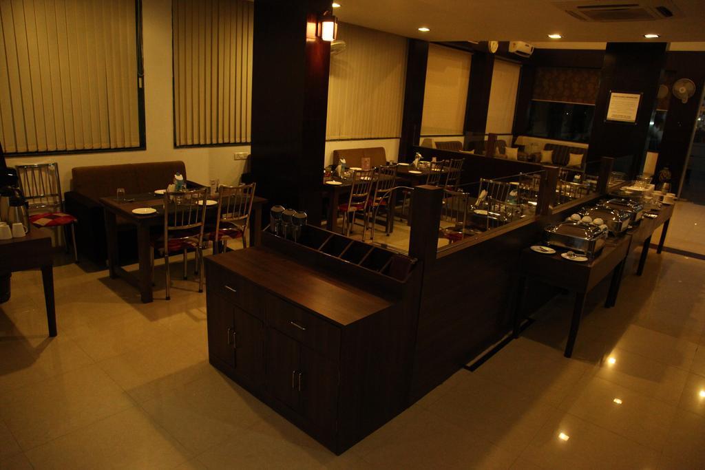 Hotel Shirdi Sai Wada Luaran gambar