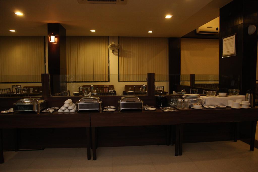 Hotel Shirdi Sai Wada Luaran gambar