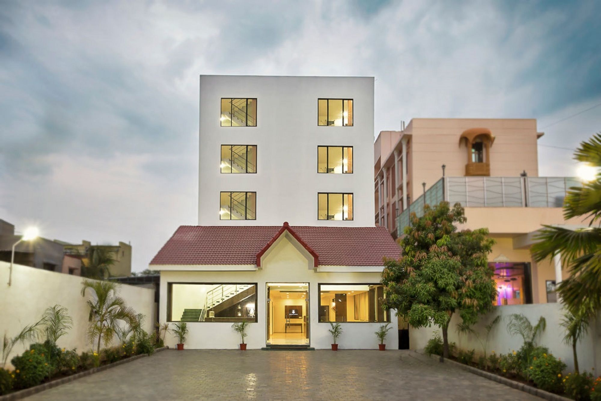 Hotel Shirdi Sai Wada Luaran gambar