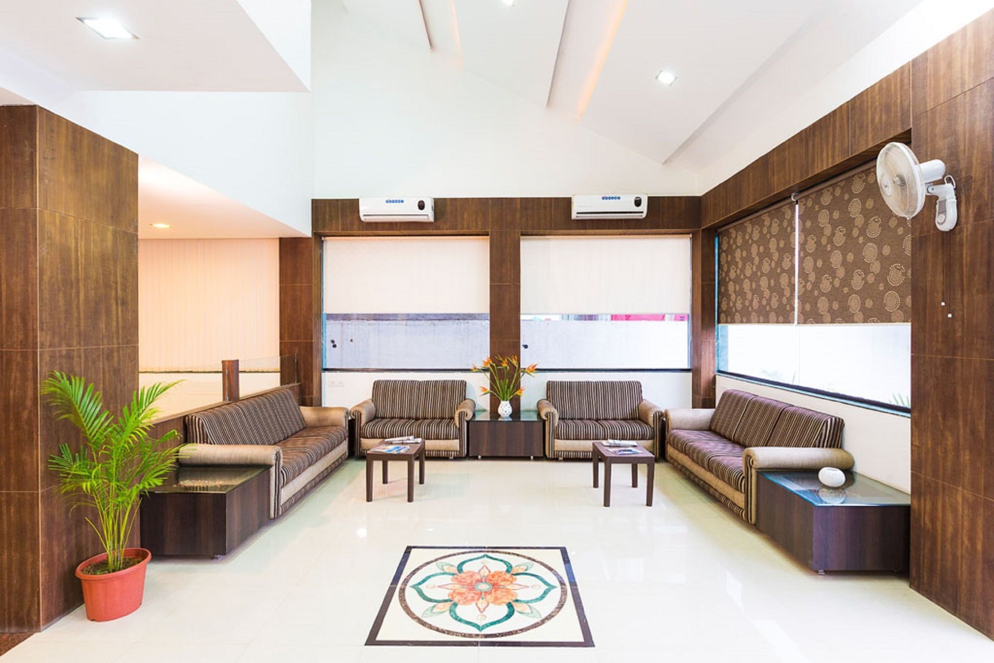 Hotel Shirdi Sai Wada Luaran gambar