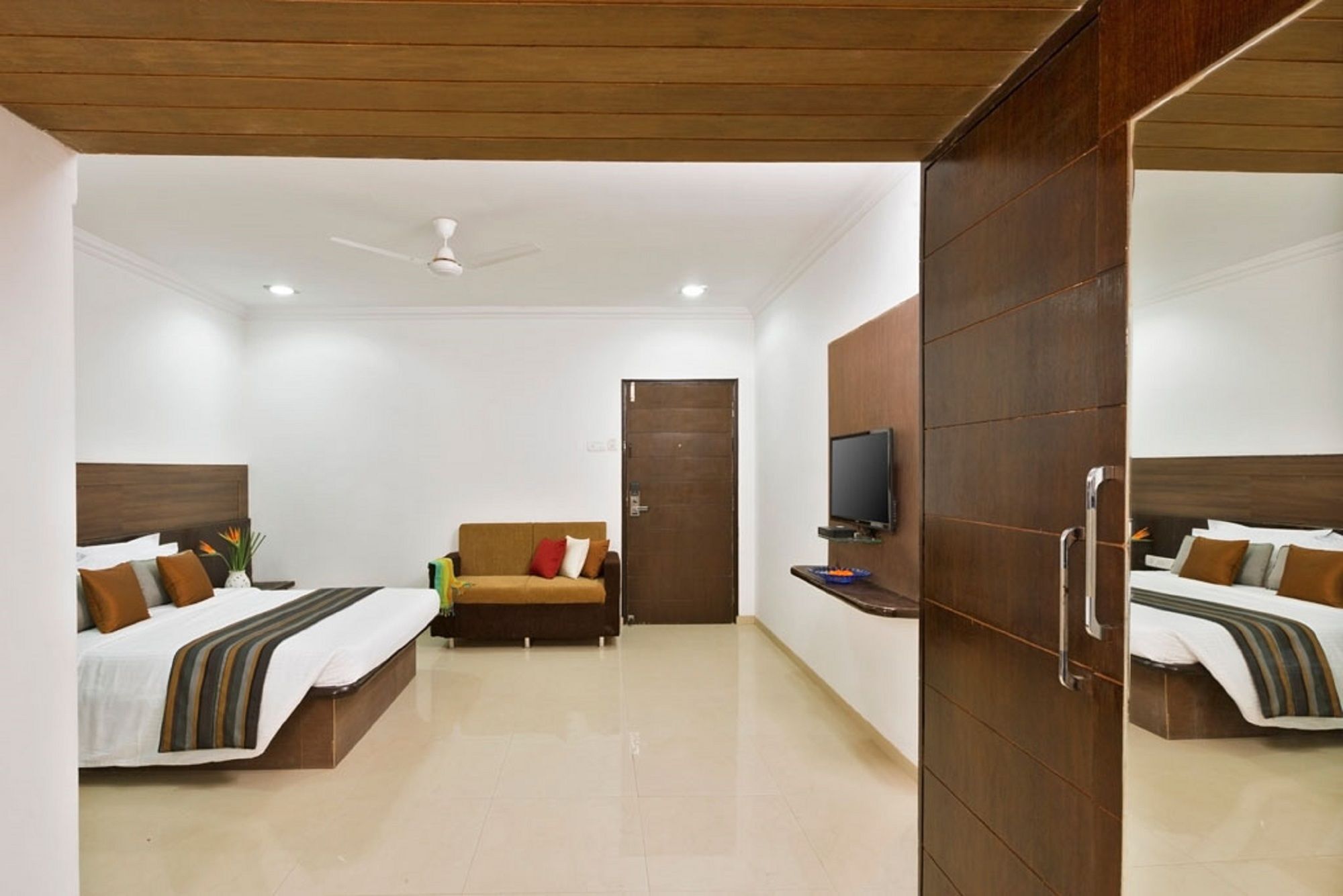 Hotel Shirdi Sai Wada Luaran gambar
